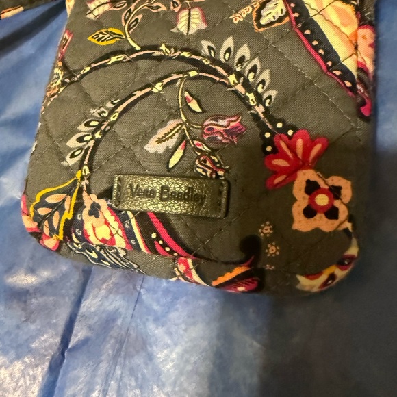 Vera Bradley blue Paisley crossbody bag for phone. - Picture 2 of 6